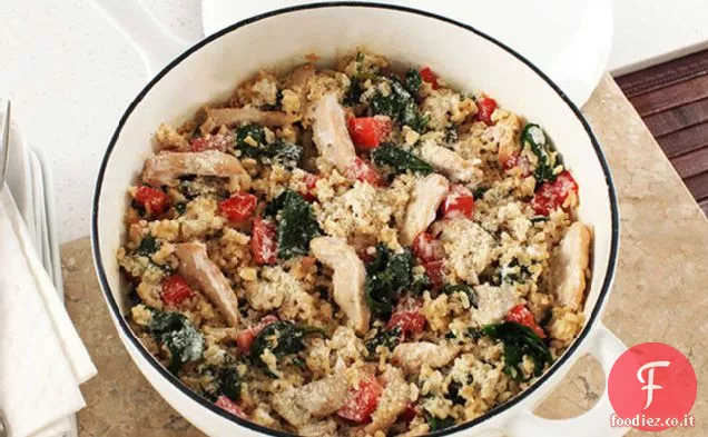 Cena cremosa di riso, pollo e spinaci