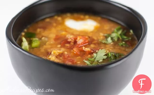 Zuppa piccante di lenticchie rosse e pomodoro