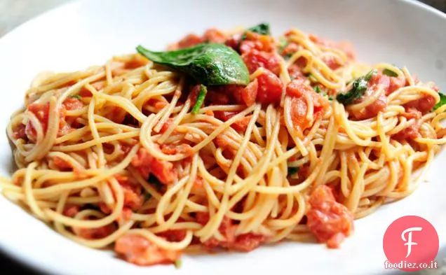 Pasta con salsa di pomodoro e formaggio blu