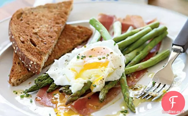 Insalata di asparagi con uova in camicia, prosciutto e Vinaigrette al limone ed erba cipollina