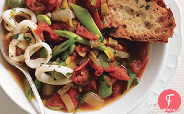 Zuppa di pomodoro di fine estate con fagioli Shell, anelli di calamari e prezzemolo
