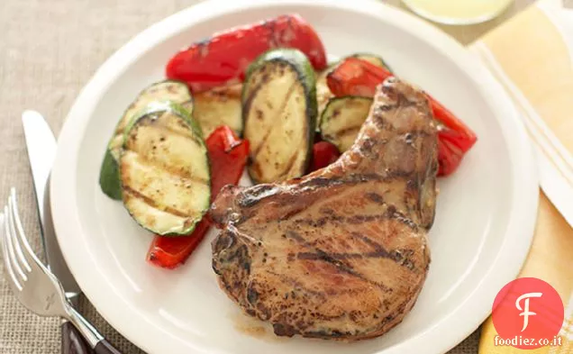 Braciole di maiale piccanti e verdure grigliate