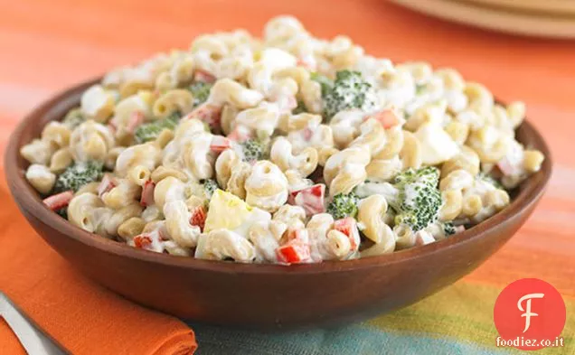 Insalata di maccheroni al peperoncino e broccoli