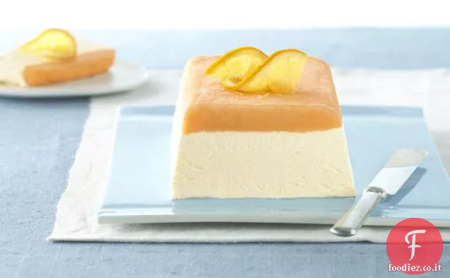Dolce a strati di crema all'arancia gelida