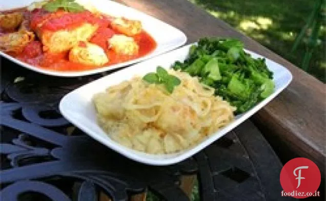 Purè di patate, rutabaga e pastinaca Casseruola con cipolle caramellate