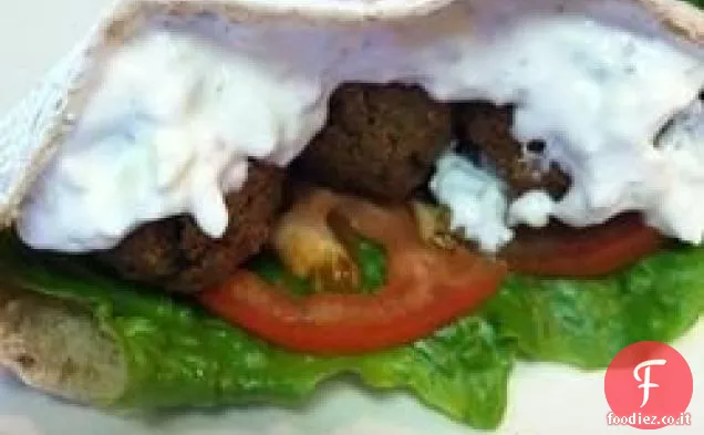 Hamburger di pollo stile greco con salsa tzatziki