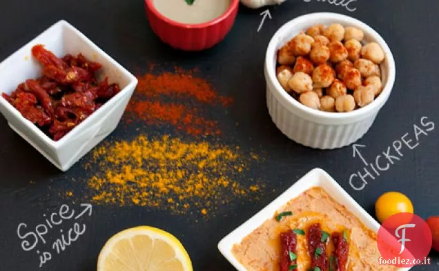 Hummus di pomodoro essiccato al sole con patatine croccanti
