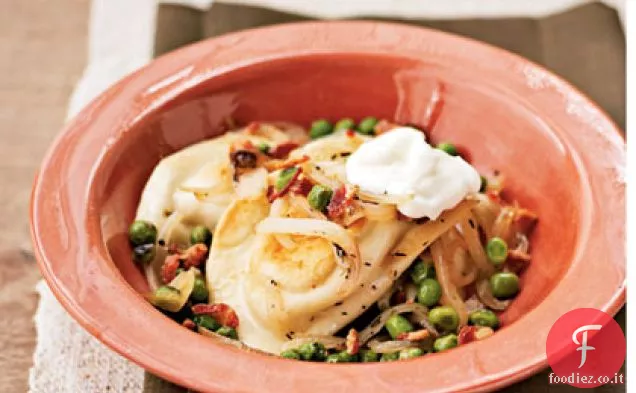 Pierogies con pancetta, cipolla saltata e panna acida