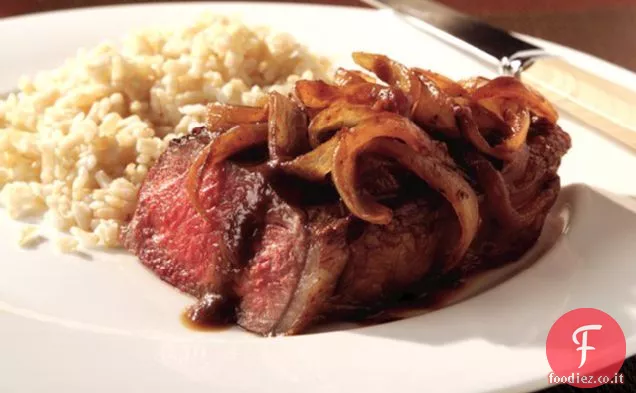 Striscia di bistecca con salsa di vino di cipolla