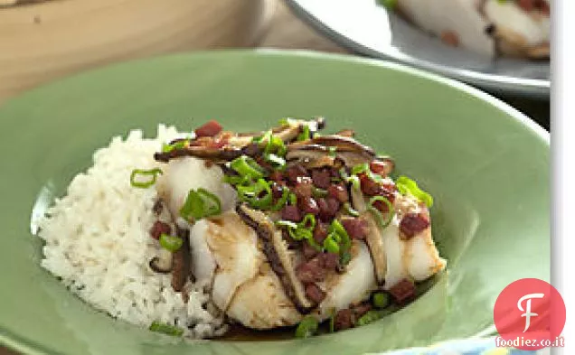 Pesce al vapore con prosciutto, funghi, zenzero, aglio e scalogno