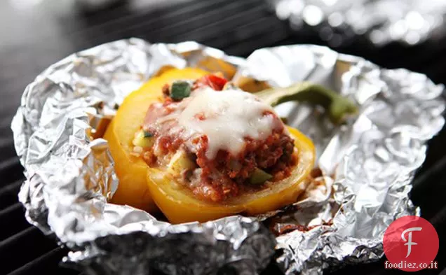 Carne macinata di formaggio e peperoni ripieni di zucchine