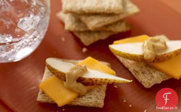 Cheddar dolce di Digione e snack alla pera