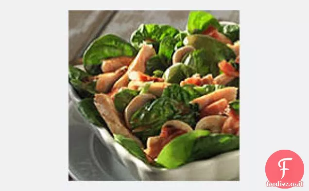 Insalata di pollo e spinaci con condimento caldo di pancetta
