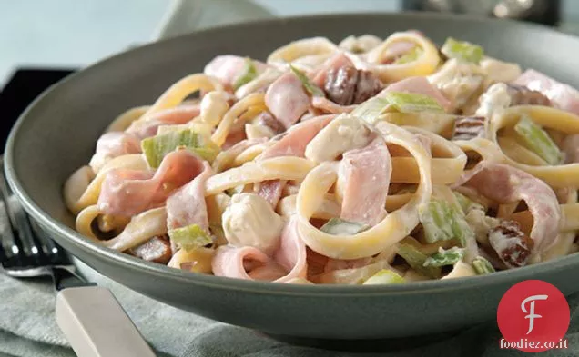 Pasta condita con salsa di formaggio blu