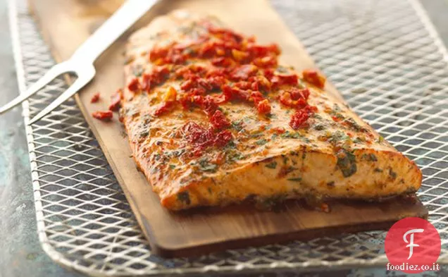 Salmone alla griglia con tavole di cedro