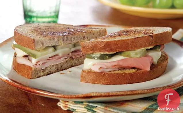 Panino combinato con prosciutto affumicato e tacchino