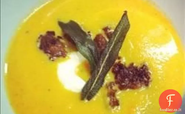 Zuppa di zucca con salvia e salsiccia