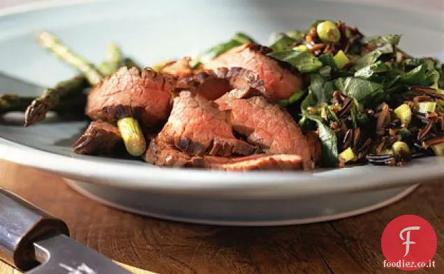 Bistecca asiatica con asparagi e Pilaf di riso selvatico