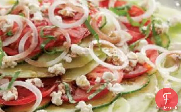 Insalata di melone, pomodoro e cipolla con formaggio di capra