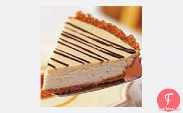 Torta di cheesecake al caffè in crosta di cannella con salsa al caramello