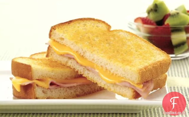 Panino al prosciutto e formaggio alla griglia