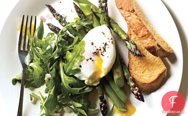 Insalata di asparagi arrostiti e rucola con uovo in camicia