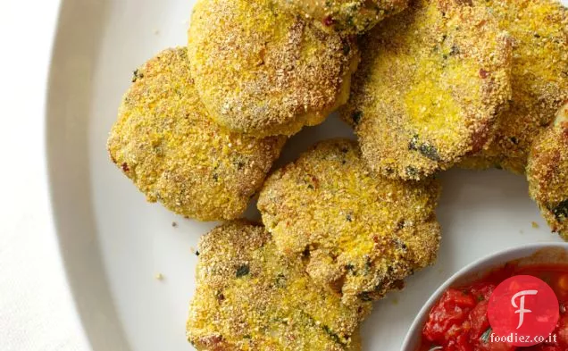 Polenta-Torte di pesce in crosta con salsa di pomodoro piccante