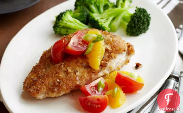 Pollo in crosta di pecan con topping agli agrumi e pomodoro