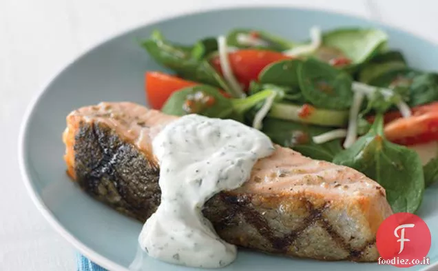 Salmone alla griglia con salsa alle erbe