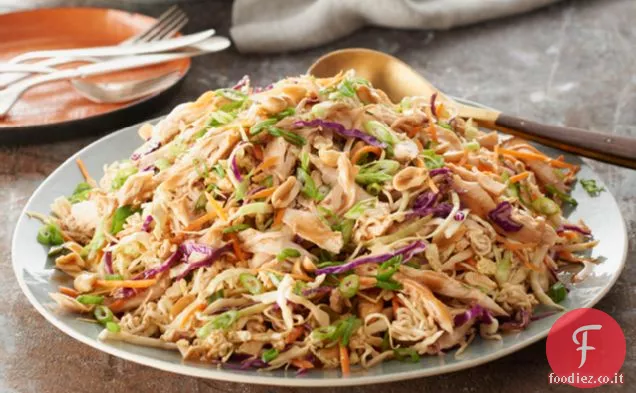 Insalata asiatica di pollo, cavolo e tagliatelle