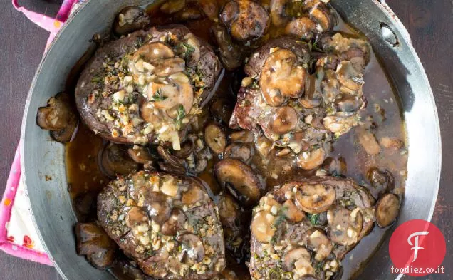 Bistecche fresche di filetto di manzo alle erbe con sugo di funghi