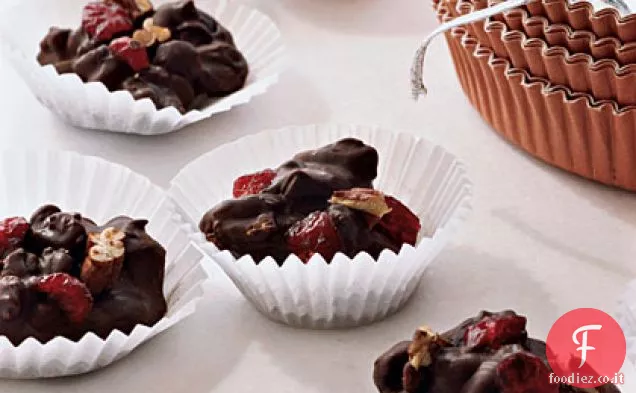 Grappoli di cioccolato, frutta e noci