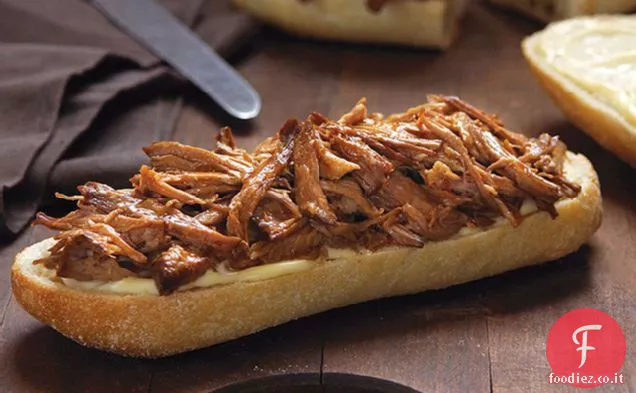 Panini con carne di maiale tirata all'arancia e barbecue a cottura lenta