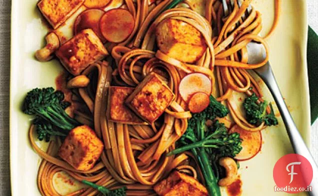 Insalata di noodle Udon con Broccolini e Tofu piccante