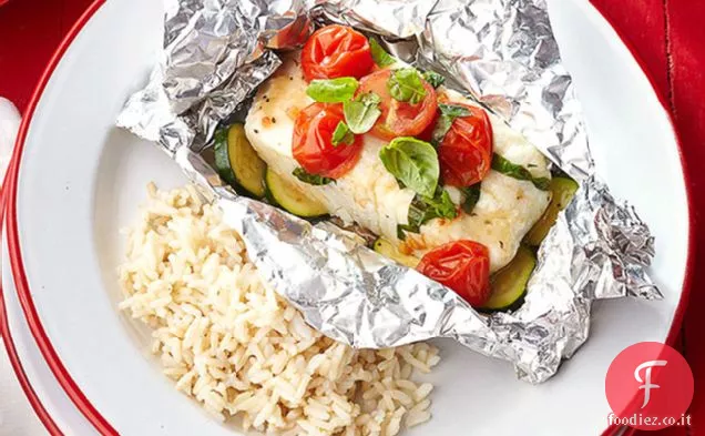 Pesce alla griglia e pacchetti di verdure