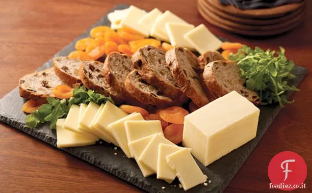 CRACKER BARREL Cheese Board con frutta e pane