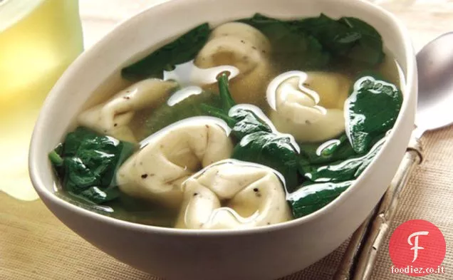 Zuppa di tortelloni di spinaci e pollo orientali