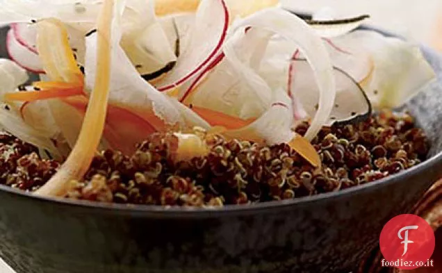Insalata di quinoa al limone con verdure rasate