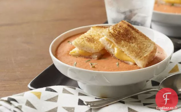 Zuppa di pomodoro e basilico con formaggio grigliato