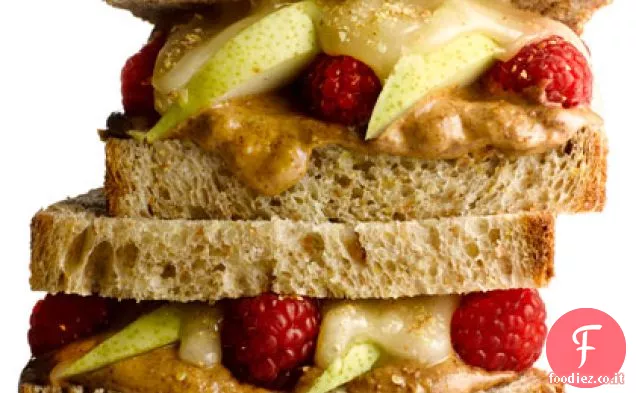 Panino con burro di mandorle e frutta