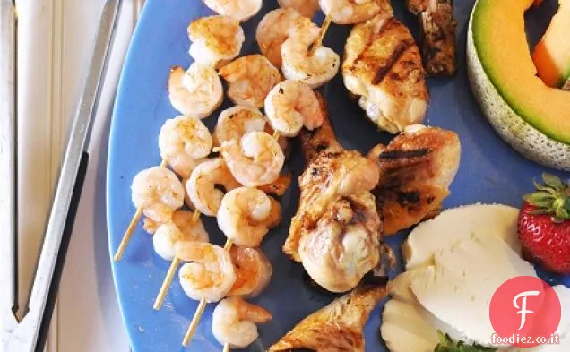 Gamberi alla griglia, pollo e piatto di frutta