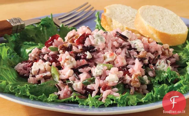 Insalata a grana lunga e riso selvatico con formaggio erborinato, mirtilli e noci