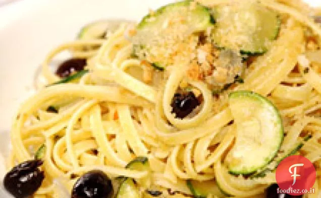 Linguine Con Zucchine, Aglio, Olive Nere e Pane Tostato