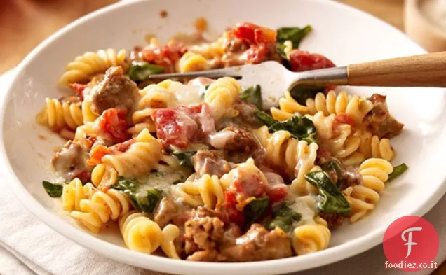 Pasta al pomodoro e spinaci con salsiccia