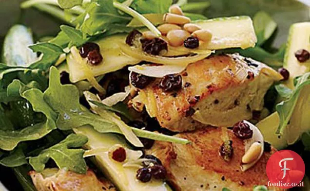 Insalata di pollo con zucchine, limone e pinoli