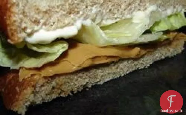 Panino con burro di arachidi, maionese e lattuga