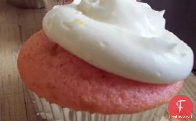 Cupcakes alla fragola con glassa di formaggio cremoso alla scorza di limone