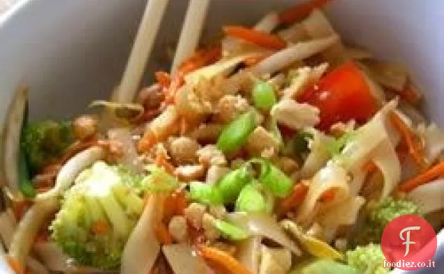 Insalata di pasta asiatica con manzo, broccoli e germogli di soia