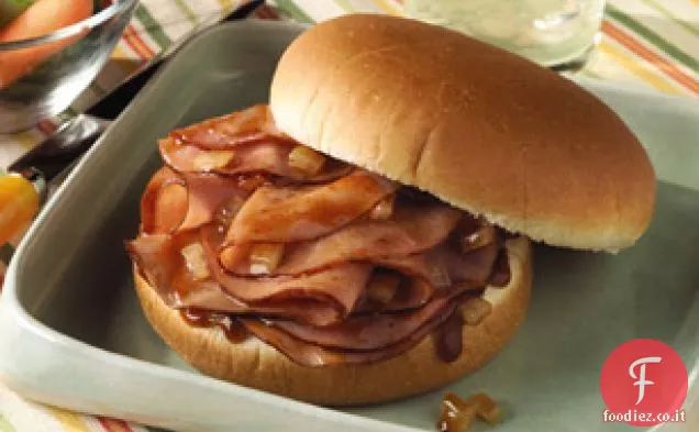 Panino con prosciutto e barbecue rasato