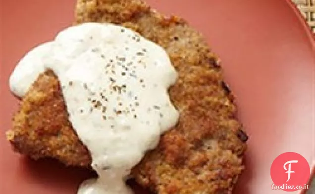 Bistecca di pollo fritto con sugo di crema